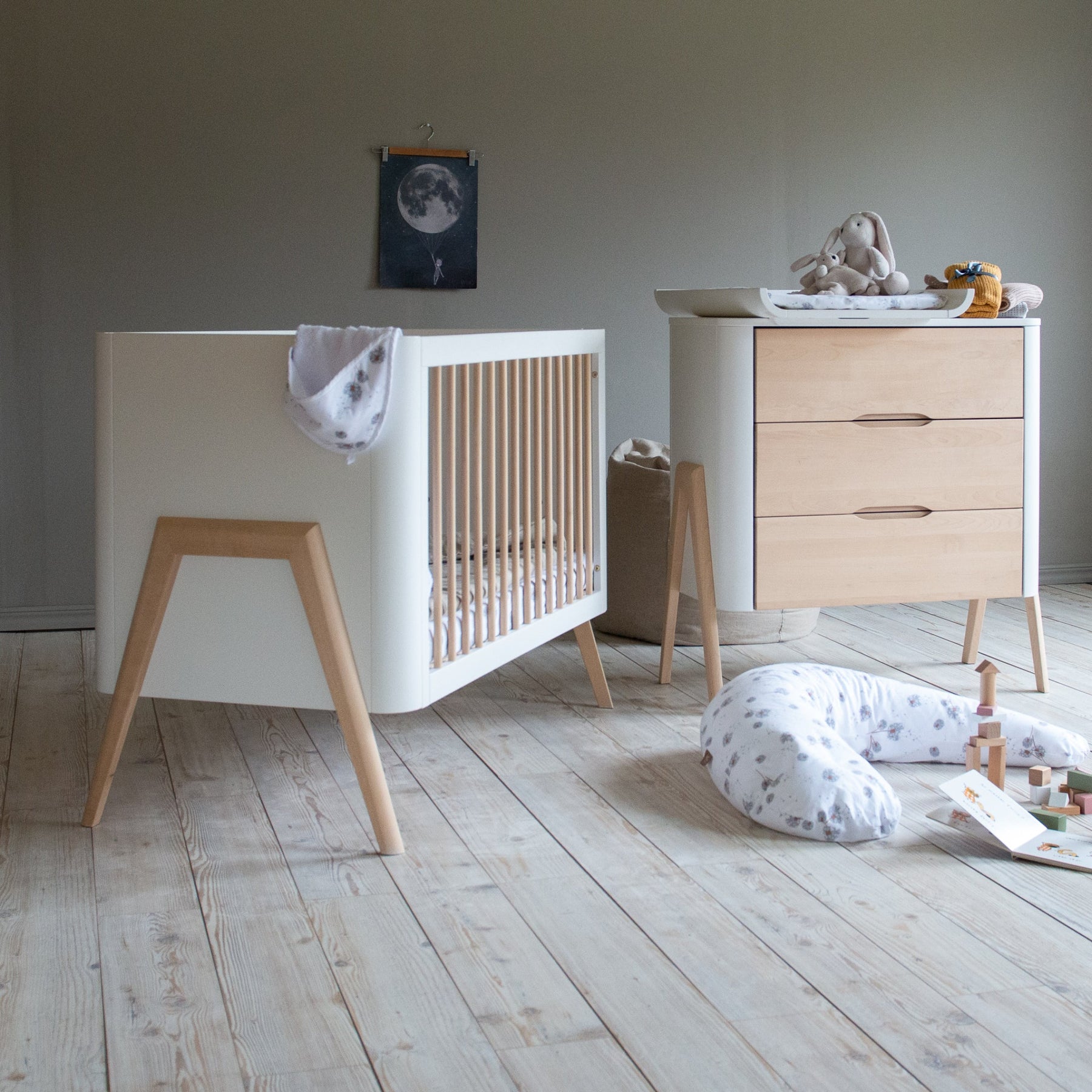 Torsten chest of drawers. WHITE / NATURE. Assembled