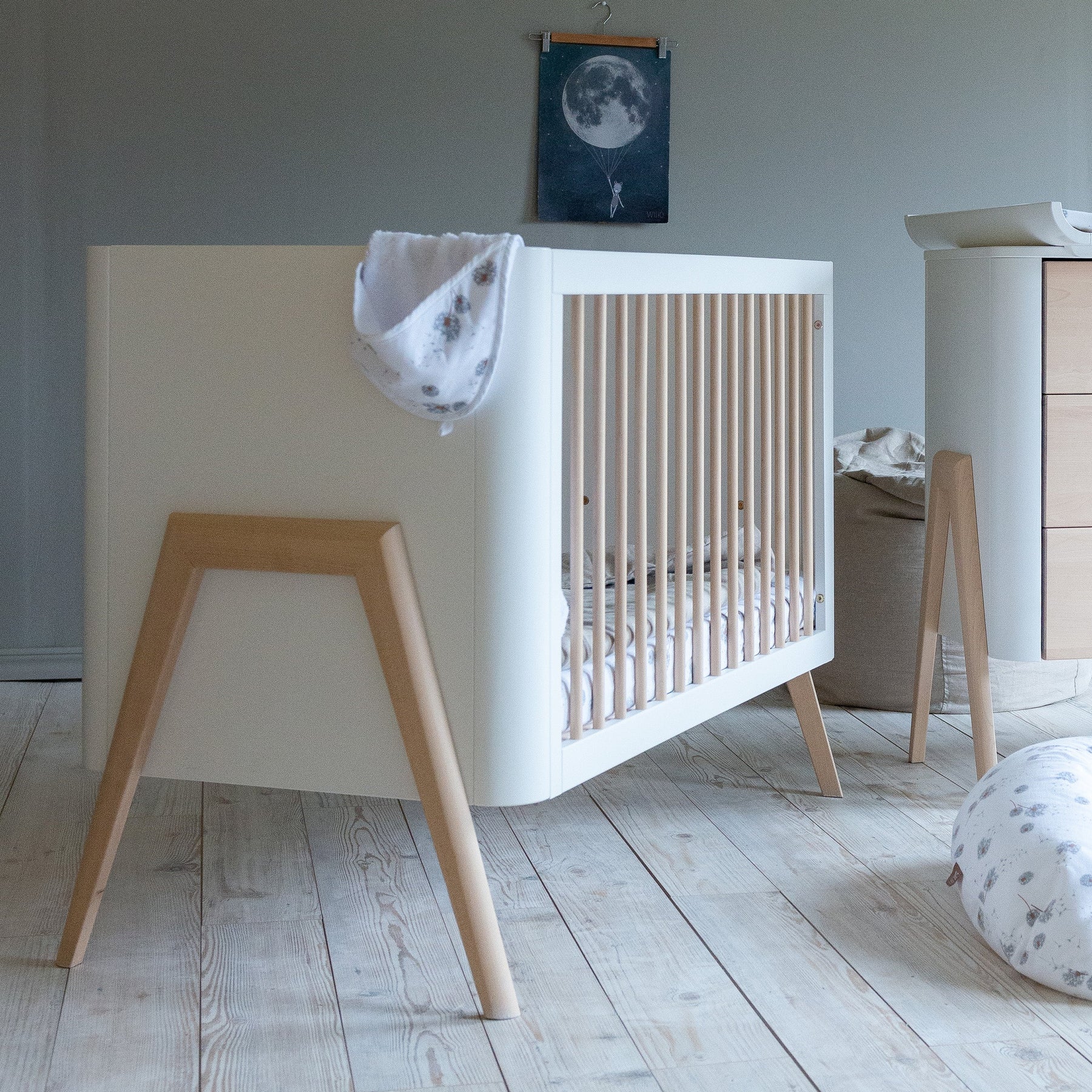 Torten Dresser with changing table top and Crib WHITE