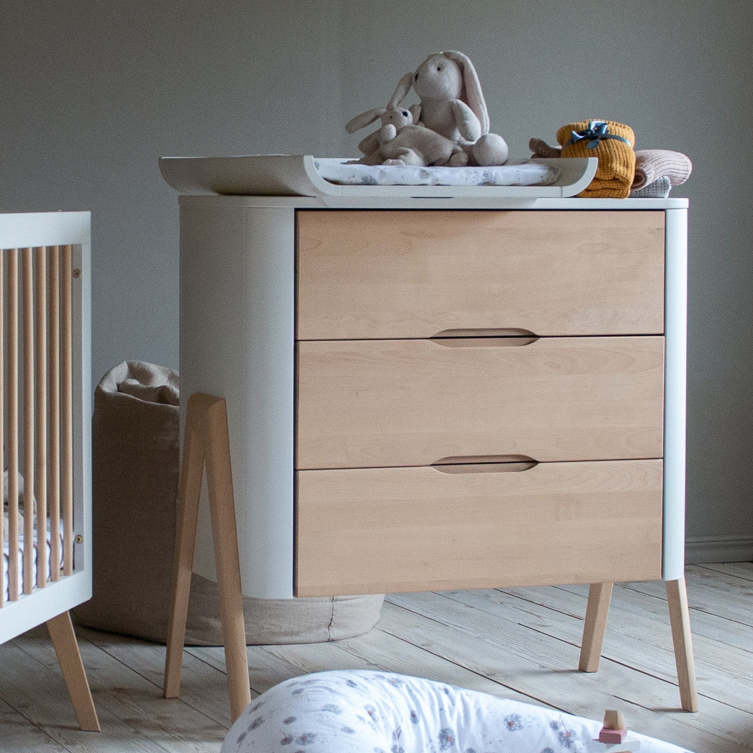 Torten Kommode med puslebordplade og Vugge HVID